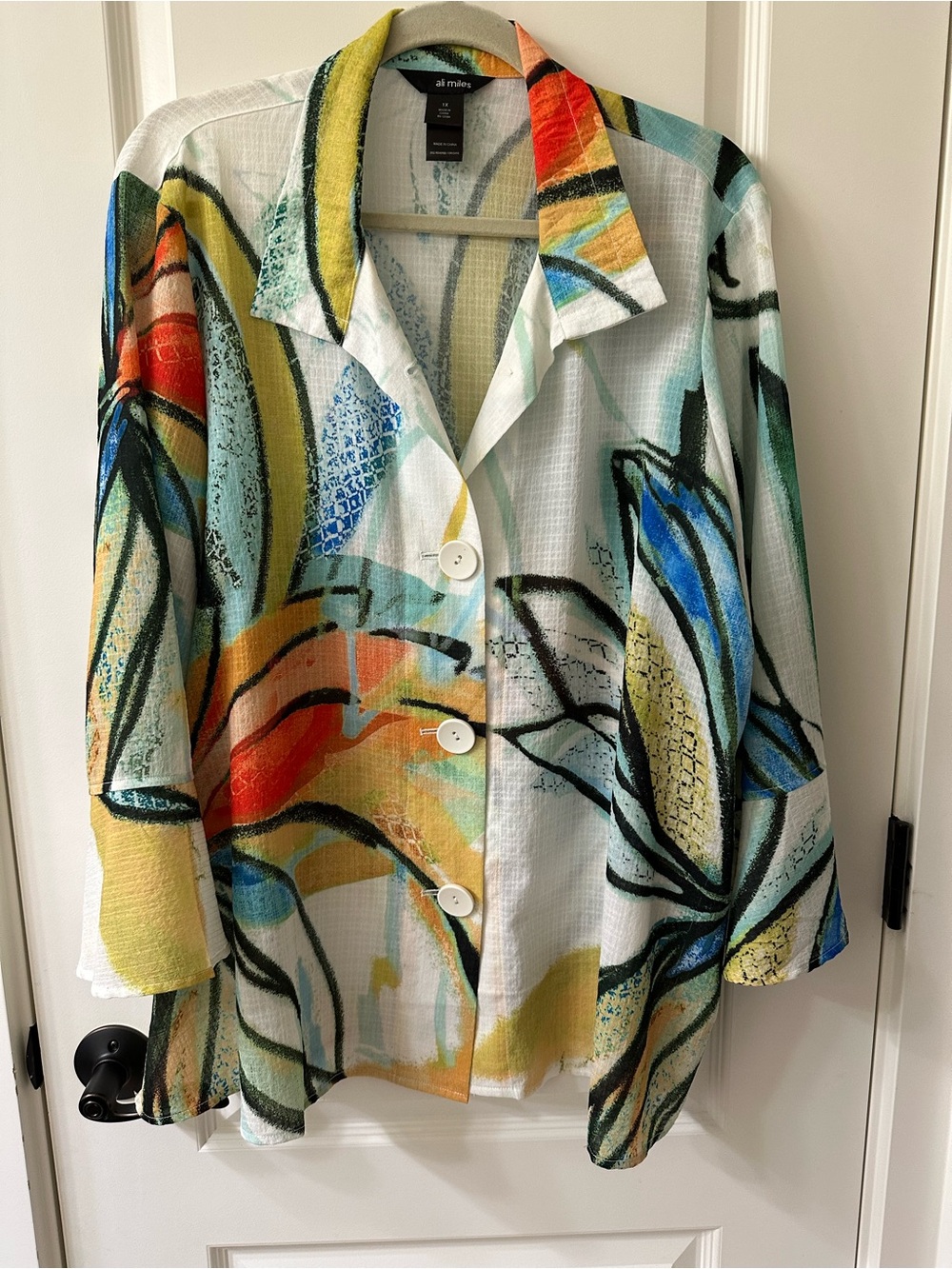 Ali Miles White Abstract Multi-Color Button-Front Women's Top